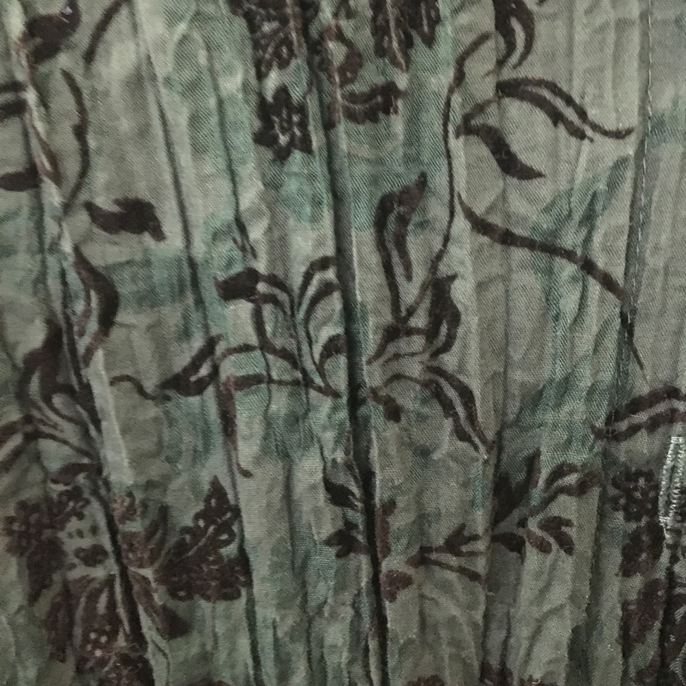 Green button down - Picture 3 of 4